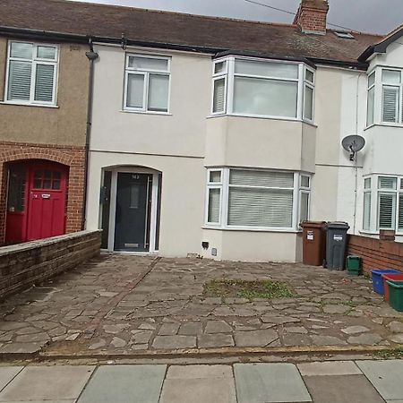 Charming 3-Bedroom Family Home London Bagian luar foto