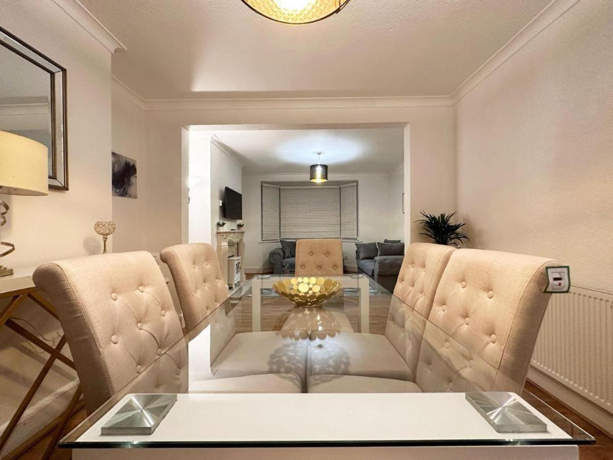 Charming 3-Bedroom Family Home London Bagian luar foto