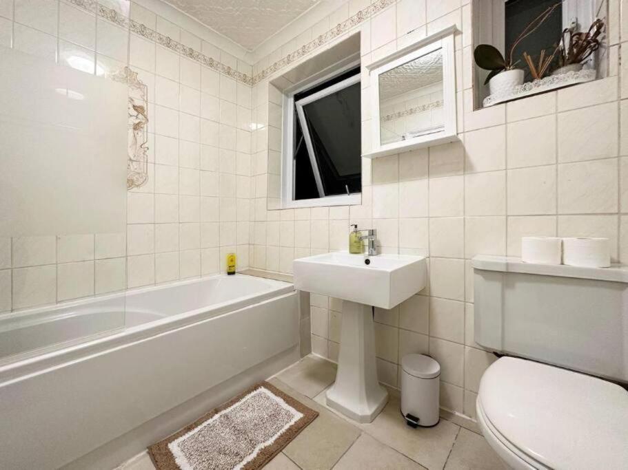 Charming 3-Bedroom Family Home London Bagian luar foto