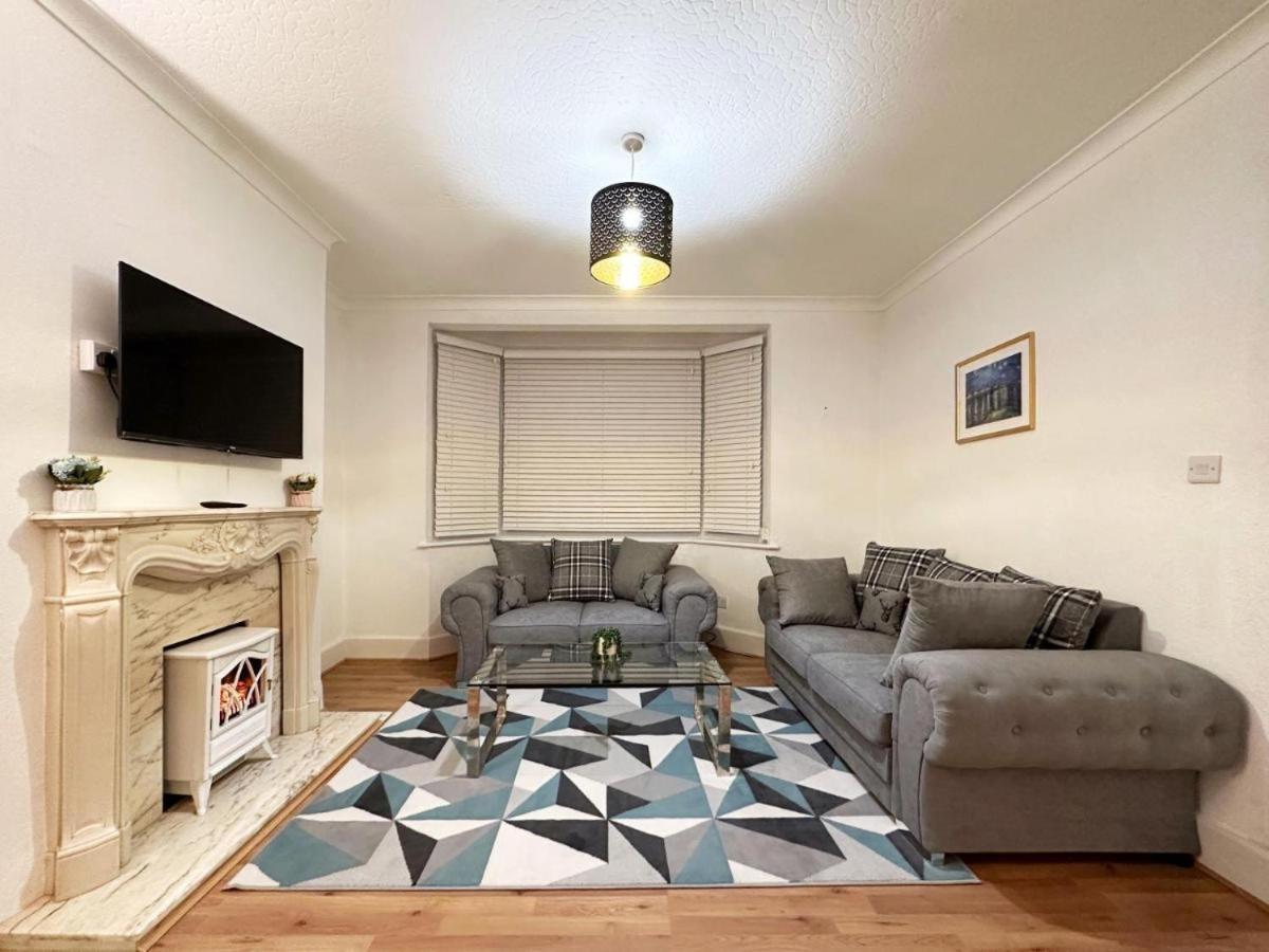 Charming 3-Bedroom Family Home London Bagian luar foto