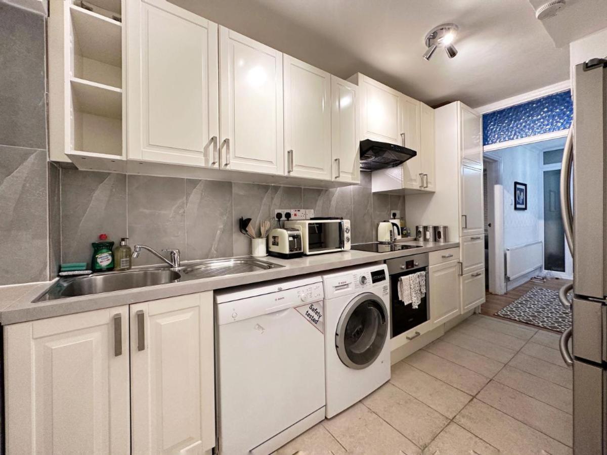 Charming 3-Bedroom Family Home London Bagian luar foto