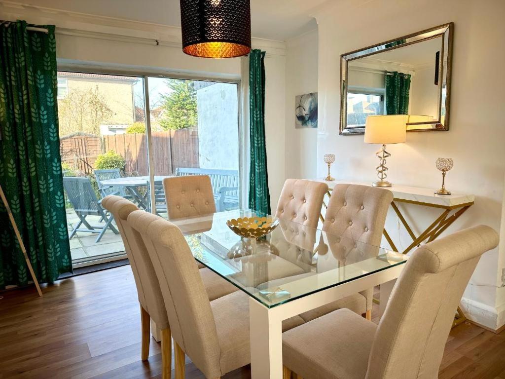 Charming 3-Bedroom Family Home London Bagian luar foto